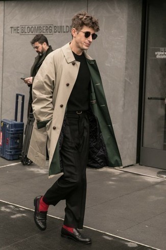 Gürtel kombinieren – 500+ Smart-Casual Herbst Herren Outfits: Kombinieren Sie eine hellbeige Regenjacke mit einem Gürtel für einen entspannten Wochenend-Look. Fühlen Sie sich mutig? Entscheiden Sie sich für schwarzen Leder Slipper. Schon ergibt sich ein schönes Übergangs-Outfit.