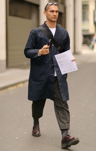 Regenjacke kombinieren – 407 Smart-Casual Herren Outfits: Vereinigen Sie eine Regenjacke mit einer dunkelgrauen Chinohose, um mühelos alles zu meistern, was auch immer der Tag bringen mag. Fühlen Sie sich mutig? Komplettieren Sie Ihr Outfit mit dunkelroten Leder Derby Schuhen.