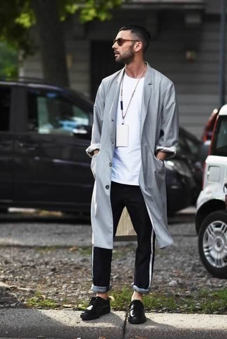 Graue Regenjacke kombinieren – 100 Herren Outfits: Kombinieren Sie eine graue Regenjacke mit einer schwarzen und weißen Chinohose für ein Alltagsoutfit, das Charakter und Persönlichkeit ausstrahlt. Fühlen Sie sich ideenreich? Entscheiden Sie sich für schwarzen Leder Derby Schuhe.