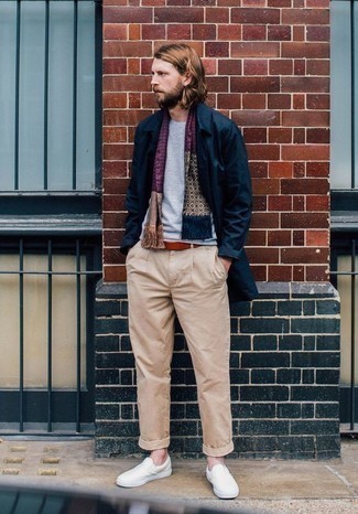 Mehrfarbigen bedruckten Schal kombinieren – 69 Herren Outfits: Entscheiden Sie sich für eine dunkelblaue Regenjacke und einen mehrfarbigen bedruckten Schal für einen entspannten Wochenend-Look. Fühlen Sie sich ideenreich? Ergänzen Sie Ihr Outfit mit hellbeige Slip-On Sneakers aus Segeltuch.