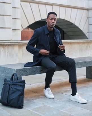 30 Jährige: Schwarzes Armband kombinieren – 252 Casual Herren Outfits: Eine dunkelblaue Regenjacke und ein schwarzes Armband vermitteln eine sorglose und entspannte Atmosphäre. Setzen Sie bei den Schuhen auf die klassische Variante mit weißen Segeltuch niedrigen Sneakers.