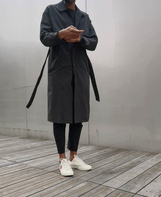Regenjacke kombinieren – 500+ Herren Outfits: Kombinieren Sie eine Regenjacke mit einer schwarzen Chinohose für ein Alltagsoutfit, das Charakter und Persönlichkeit ausstrahlt. Weiße bedruckte Segeltuch niedrige Sneakers sind eine ideale Wahl, um dieses Outfit zu vervollständigen.