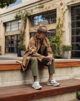 Hut kombinieren – 500+ Casual Herren Outfits: Entscheiden Sie sich für eine beige Regenjacke und einen Hut für einen entspannten Wochenend-Look. Vervollständigen Sie Ihr Look mit grauen Sportschuhen.