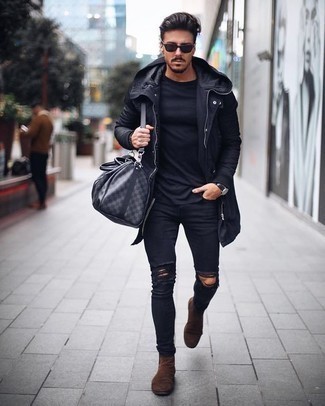Dunkelgraue Leder Sporttasche kombinieren – 7 Herren Outfits: Vereinigen Sie eine schwarze Regenjacke mit einer dunkelgrauen Leder Sporttasche für einen entspannten Wochenend-Look. Schalten Sie Ihren Kleidungsbestienmodus an und machen braunen Chelsea Boots aus Wildleder zu Ihrer Schuhwerkwahl.