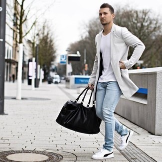 Graue Regenjacke kombinieren – 100 Herren Outfits: Vereinigen Sie eine graue Regenjacke mit hellblauen engen Jeans für einen entspannten Wochenend-Look. Weiße und schwarze Segeltuch niedrige Sneakers fügen sich nahtlos in einer Vielzahl von Outfits ein.