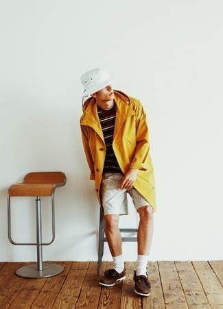 Fischerhut kombinieren – 500+ Herren Outfits: Entscheiden Sie sich für Komfort in einer orange Regenjacke und einem Fischerhut. Fügen Sie dunkelbraunen Leder Bootsschuhe für ein unmittelbares Style-Upgrade zu Ihrem Look hinzu.