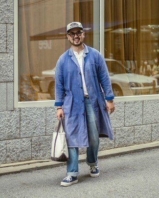 Weiße Shopper Tasche aus Segeltuch kombinieren – 500+ Herren Outfits: Für ein bequemes Couch-Outfit, kombinieren Sie eine blaue Regenjacke mit einer weißen Shopper Tasche aus Segeltuch. Fühlen Sie sich mutig? Entscheiden Sie sich für dunkelblauen und weißen Segeltuch niedrige Sneakers.