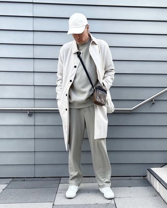 Grauen Trainingsanzug kombinieren – 75 Herren Outfits: Entscheiden Sie sich für Komfort in einem grauen Trainingsanzug und einer weißen Regenjacke. Fühlen Sie sich mutig? Vervollständigen Sie Ihr Outfit mit weißen Leder niedrigen Sneakers.