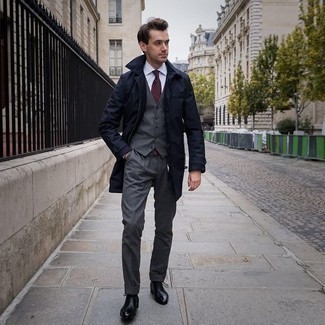 Schwarze Leder Oxford Schuhe kombinieren – 500+ Herren Outfits: Paaren Sie eine dunkelblaue Regenjacke mit einer dunkelgrauen Anzughose für eine klassischen und verfeinerte Silhouette. Komplettieren Sie Ihr Outfit mit schwarzen Leder Oxford Schuhen, um Ihr Modebewusstsein zu zeigen.