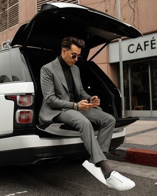 Anzughose kombinieren – 500+ Herren Outfits: Erwägen Sie das Tragen von einem dunkelgrauen Rollkragenpullover und einer Anzughose für eine klassischen und verfeinerte Silhouette. Suchen Sie nach leichtem Schuhwerk? Wählen Sie weißen und schwarzen Leder niedrige Sneakers für den Tag.