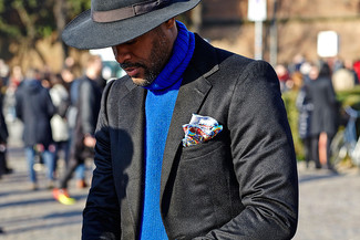 Blauen Strick Rollkragenpullover kombinieren – 60 Herren Outfits warm Wetter: Erwägen Sie das Tragen von einem blauen Strick Rollkragenpullover für ein sonntägliches Mittagessen mit Freunden.