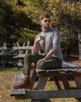 30 Jährige: Silberne Socken kombinieren – 500+ Casual Herren Outfits: Für ein bequemes Couch-Outfit, kombinieren Sie einen grauen Wollrollkragenpullover mit silbernen Socken. Entscheiden Sie sich für eine braune Wildlederfreizeitstiefel, um Ihr Modebewusstsein zu zeigen.