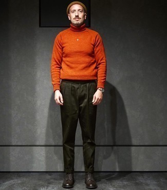 Orange Wollrollkragenpullover kombinieren – 39 Herren Outfits: Kombinieren Sie einen orange Wollrollkragenpullover mit einer dunkelgrünen Chinohose für ein großartiges Wochenend-Outfit. Fühlen Sie sich mutig? Komplettieren Sie Ihr Outfit mit einer dunkelbraunen Lederfreizeitstiefeln.