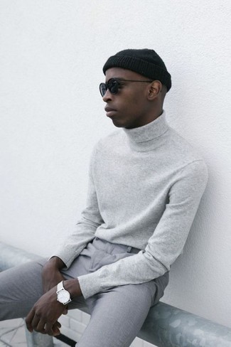 20 Jährige: Schwarze Mütze kombinieren – 133 Smart-Casual Herren Outfits: Für ein bequemes Couch-Outfit, kombinieren Sie einen grauen Rollkragenpullover mit einer schwarzen Mütze.
