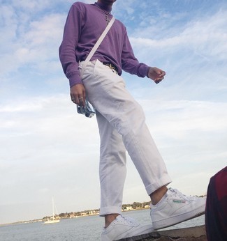 Violetten Rollkragenpullover kombinieren – 39 Herren Outfits: Die Kombination von einem violetten Rollkragenpullover und einer weißen Chinohose erlaubt es Ihnen, Ihren Freizeitstil klar und einfach zu halten. Wenn Sie nicht durch und durch formal auftreten möchten, entscheiden Sie sich für weißen Leder niedrige Sneakers.
