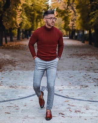 30 Jährige: Welche Slipper mit roten Rollkragenpullovers zu tragen – 51 Herren Outfits: Kombinieren Sie einen roten Rollkragenpullover mit einer grauen Chinohose mit Schottenmuster für einen bequemen Alltags-Look. Entscheiden Sie sich für Slipper, um Ihr Modebewusstsein zu zeigen.