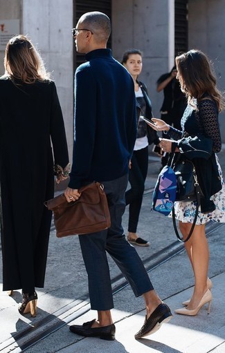 Braune Leder Clutch Handtasche kombinieren – 283 Herren Outfits: Entscheiden Sie sich für einen dunkelblauen Wollrollkragenpullover und eine braune Leder Clutch Handtasche für einen entspannten Wochenend-Look. Fühlen Sie sich ideenreich? Wählen Sie schwarzen geflochtenen Leder Slipper mit Quasten.