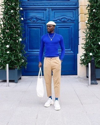 Blaue Socken kombinieren – 500+ Herren Outfits: Halten Sie Ihr Outfit locker mit einem blauen Wollrollkragenpullover und blauen Socken. Ergänzen Sie Ihr Look mit weißen Sportschuhen.