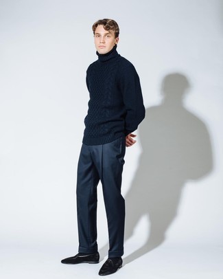 Schwarze Samt Slipper kombinieren – 228 Herren Outfits: Kombinieren Sie einen dunkelblauen Strick Wollrollkragenpullover mit einer dunkelblauen Anzughose für einen stilvollen, eleganten Look. Ergänzen Sie Ihr Outfit mit schwarzen Samt Slippern, um Ihr Modebewusstsein zu zeigen.