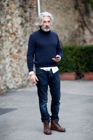 40 Jährige: Welche Jeans mit dunkelblauen Rollkragenpullovers zu tragen – 22 Herren Outfits: Kombinieren Sie einen dunkelblauen Rollkragenpullover mit Jeans für einen bequemen Alltags-Look. Fügen Sie eine dunkelbraune Lederfreizeitstiefel für ein unmittelbares Style-Upgrade zu Ihrem Look hinzu.