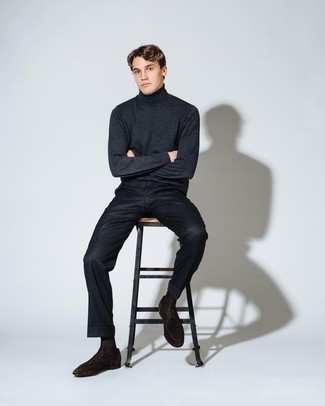 Grauen Pullover kombinieren – 338 Elegante Herren Outfits: Erwägen Sie das Tragen von einem grauen Pullover und einer schwarzen Anzughose, um vor Klasse und Perfektion zu strotzen. Fühlen Sie sich ideenreich? Wählen Sie dunkelbraunen Samt Slipper.