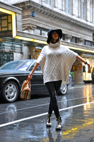 Schwarzen Wollhut kombinieren – 473 Damen Outfits: Entscheiden Sie sich für einen weißen Strick Rollkragenpullover und einen schwarzen Wollhut für einen entspannten Wochenend-Look. Olivgrüne flache Stiefel mit einer Schnürung aus Leder fügen sich nahtlos in einer Vielzahl von Outfits ein.