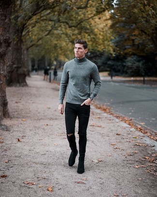 Enge Jeans kombinieren – 1200+ Herbst Herren Outfits: Erwägen Sie das Tragen von einem grauen Wollrollkragenpullover und engen Jeans für einen entspannten Wochenend-Look. Schwarze Chelsea Boots aus Wildleder sind eine einfache Möglichkeit, Ihren Look aufzuwerten. Schon ergibt sich ein tolles Herbst-Outfit.