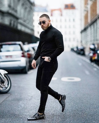 Schwarzes Armband kombinieren – 500+ Herren Outfits warm Wetter: Für ein bequemes Couch-Outfit, kombinieren Sie einen schwarzen Rollkragenpullover mit einem schwarzen Armband. Fühlen Sie sich mutig? Entscheiden Sie sich für schwarzen Doppelmonks aus Leder.