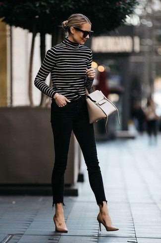 schwarzer und weißer horizontal gestreifter Rollkragenpullover, schwarze enge Jeans, beige Leder Pumps, hellbeige Satchel-Tasche aus Leder für Damen