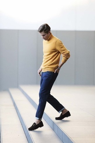 Gelben Rollkragenpullover kombinieren – 113 Herren Outfits: Kombinieren Sie einen gelben Rollkragenpullover mit dunkelblauen Jeans für einen bequemen Alltags-Look. Fügen Sie dunkelbraunen Wildleder Slipper für ein unmittelbares Style-Upgrade zu Ihrem Look hinzu.