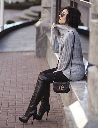 grauer Strick Rollkragenpullover, schwarze Leggings, schwarze Overknee Stiefel aus Leder, schwarze Leder Umhängetasche für Damen