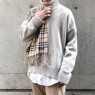 30 Jährige: Schal mit Schottenmuster kombinieren – 47 Elegante Herren Outfits: Entscheiden Sie sich für Komfort in einem hellbeige Strick Rollkragenpullover und einem Schal mit Schottenmuster.