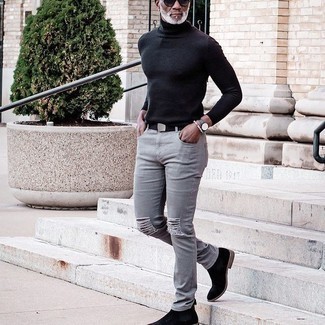 Graue Jeans mit Destroyed-Effekten kombinieren – 500+ Herren Outfits: Für ein bequemes Couch-Outfit, tragen Sie einen schwarzen Rollkragenpullover und grauen Jeans mit Destroyed-Effekten. Fühlen Sie sich ideenreich? Komplettieren Sie Ihr Outfit mit schwarzen Chelsea Boots aus Wildleder.