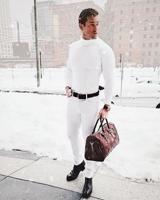 Dunkelbraune Leder Reisetasche kombinieren – 265 Herren Outfits: Entscheiden Sie sich für einen weißen Strick Rollkragenpullover und eine dunkelbraune Leder Reisetasche für einen entspannten Wochenend-Look. Entscheiden Sie sich für schwarzen Chelsea Boots aus Leder, um Ihr Modebewusstsein zu zeigen.