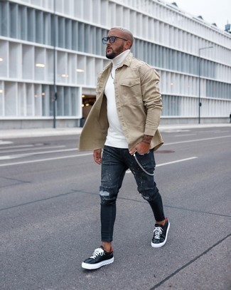 Welche Jeanshemden mit schwarzer niedriger Sneakers zu tragen – 1 Frühling Herren Outfits: Für ein bequemes Couch-Outfit, kombinieren Sie ein Jeanshemd mit dunkelblauen engen Jeans mit Destroyed-Effekten. Fühlen Sie sich ideenreich? Entscheiden Sie sich für schwarzen niedrige Sneakers. Ein super Outfit für die Übergangszeit.