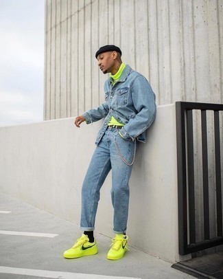 Gelbe niedrige Sneakers kombinieren – 246 Herren Outfits: Entscheiden Sie sich für einen gelbgrünen Rollkragenpullover und hellblauen Jeans für ein großartiges Wochenend-Outfit. Gelbe niedrige Sneakers sind eine kluge Wahl, um dieses Outfit zu vervollständigen.