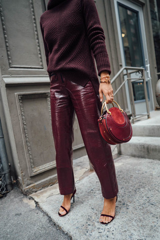 Rote Clutch kombinieren – 199 Damen Outfits: Entscheiden Sie sich für einen glamurösen super entspannten Alltags-Look in einem dunkelroten Strick Rollkragenpullover und einer roten Clutch. Dunkelrote Wildleder Sandaletten sind eine kluge Wahl, um dieses Outfit zu vervollständigen.