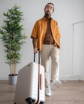 Koffer kombinieren – 88 Casual Herren Outfits: Kombinieren Sie einen braunen Rollkragenpullover mit einem Koffer für einen entspannten Wochenend-Look. Fühlen Sie sich mutig? Wählen Sie weißen Segeltuch niedrige Sneakers.