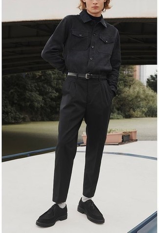 Schwarzen Rollkragenpullover kombinieren – 500+ Herren Outfits: Vereinigen Sie einen schwarzen Rollkragenpullover mit einer schwarzen Chinohose für ein sonntägliches Mittagessen mit Freunden. Schwarze Chukka-Stiefel aus Wildleder sind eine gute Wahl, um dieses Outfit zu vervollständigen.