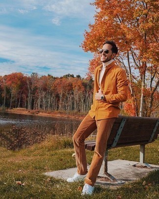 30 Jährige: Orange Langarmhemd kombinieren – 159 Herren Outfits: Kombinieren Sie ein orange Langarmhemd mit rotbraunen Cordjeans für ein großartiges Wochenend-Outfit. Ergänzen Sie Ihr Look mit weißen Segeltuch niedrigen Sneakers.