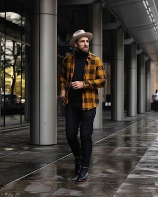 Hellbeige Wollhut kombinieren – 404 Herren Outfits: Kombinieren Sie einen dunkelblauen Rollkragenpullover mit einem hellbeige Wollhut für einen entspannten Wochenend-Look. Vervollständigen Sie Ihr Outfit mit einer schwarzen Lederfreizeitstiefeln, um Ihr Modebewusstsein zu zeigen.