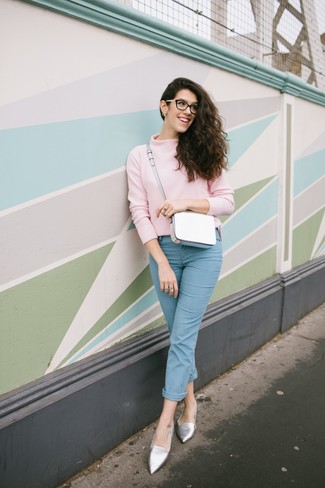 Rosa Rollkragenpullover kombinieren – 38 Damen Outfits: Probieren Sie die Kombi aus einem rosa Rollkragenpullover und hellblauen Jeans, um einen super entspannten aber stilsicheren Look zu erhalten. Komplettieren Sie Ihr Outfit mit silbernen Leder Slippern.