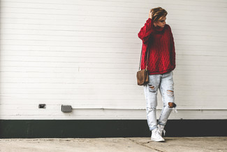 Roten Strick Rollkragenpullover kombinieren – 31 Damen Outfits: Möchten Sie einen interessanten Casual-Look erzeugen, ist diese Paarung aus einem roten Strick Rollkragenpullover und hellblauen Boyfriend Jeans mit Destroyed-Effekten Ihre Wahl. Weiße hohe Sneakers sind eine großartige Wahl, um dieses Outfit zu vervollständigen.