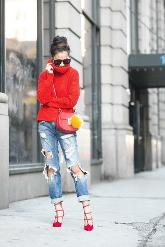 Rote Pumps kombinieren – 321 Damen Outfits: Wenn Sie ein legeres Outfit kreieren möchten, bleiben ein roter Strick Rollkragenpullover und hellblaue Boyfriend Jeans mit Destroyed-Effekten ein Klassiker. Rote Pumps fügen sich nahtlos in einer Vielzahl von Outfits ein.