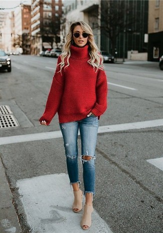 Roten Strick Rollkragenpullover kombinieren – 31 Damen Outfits: Ein roter Strick Rollkragenpullover und blaue enge Jeans mit Destroyed-Effekten sind alles, was Sie brauchen, um super und entspannt auszusehen. Fühlen Sie sich ideenreich? Ergänzen Sie Ihr Outfit mit hellbeige Leder Pantoletten.
