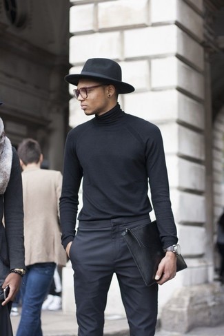 Schwarze Leder Clutch Handtasche kombinieren – 384 Herren Outfits: Kombinieren Sie einen schwarzen Rollkragenpullover mit einer schwarzen Leder Clutch Handtasche für einen entspannten Wochenend-Look.