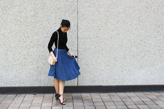 Beige Leder Umhängetasche kombinieren – 100 Herbst Damen Outfits: Erwägen Sie das Tragen von einem schwarzen Rollkragenpullover und einer beige Leder Umhängetasche, um einen tollen lässigen Trend-Look zu kreieren. Schwarze Leder Sandaletten sind eine gute Wahl, um dieses Outfit zu vervollständigen. Das Outfit ist ja Herbst pur.