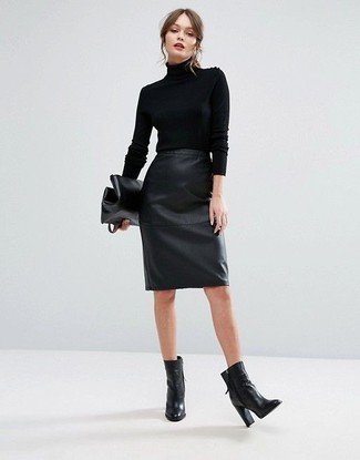 Lederrock kombinieren – 491 Damen Outfits: Ein schwarzer Rollkragenpullover und ein Lederrock erhalten einen eleganten Look, der aber immer stylisch bleibt. Schwarze Leder Stiefeletten sind eine großartige Wahl, um dieses Outfit zu vervollständigen.