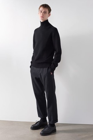 Schwarzen Wollrollkragenpullover kombinieren – 99 Herren Outfits: Kombinieren Sie einen schwarzen Wollrollkragenpullover mit einer schwarzen Chinohose, um mühelos alles zu meistern, was auch immer der Tag bringen mag. Entscheiden Sie sich für schwarzen Leder Derby Schuhe, um Ihr Modebewusstsein zu zeigen.