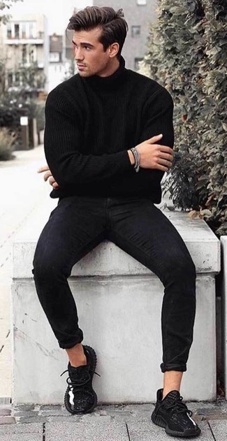 Schwarzen Rollkragenpullover kombinieren – 31 Lässige Herren Outfits: Kombinieren Sie einen schwarzen Rollkragenpullover mit schwarzen engen Jeans, um mühelos alles zu meistern, was auch immer der Tag bringen mag. Fühlen Sie sich ideenreich? Vervollständigen Sie Ihr Outfit mit schwarzen und weißen Sportschuhen.